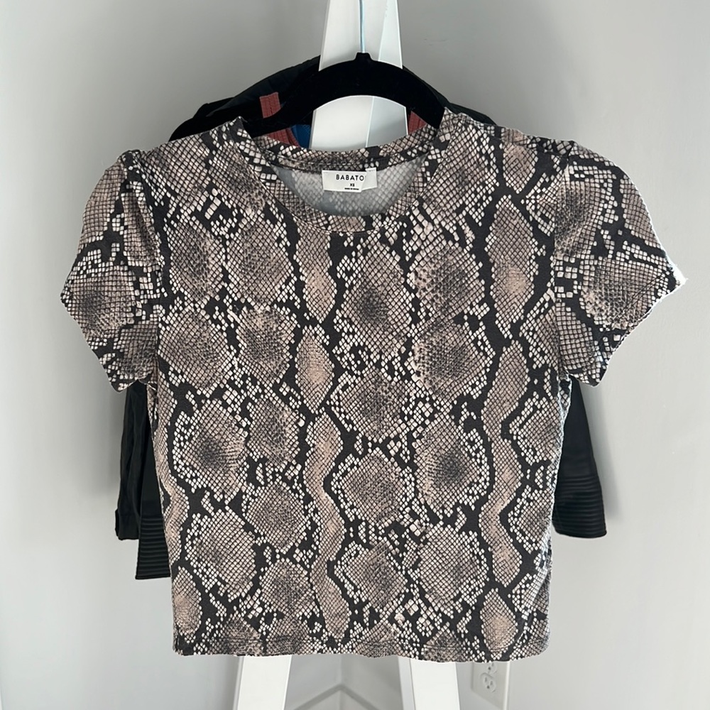 Aritzia Babaton XS Snakeskin Cropped Tee